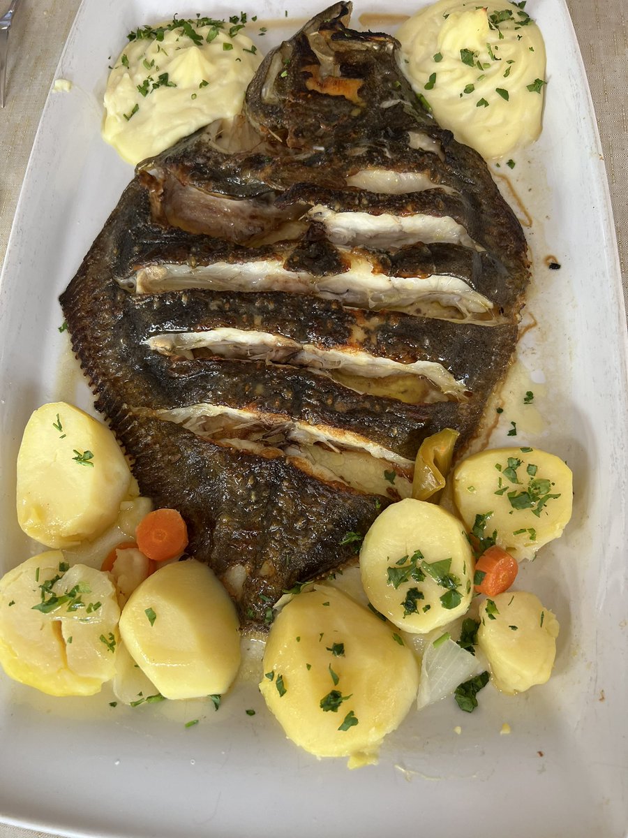 Siempre disfruto con la cocina marinera de <a href="/jesusbogaboga/">Jesús Gutiérrez</a> en su Rest de San Vicente.El sabor potente del Bocarte  indica su pesca reciente Hay que aprovechar la temporada del Bonito, ayer con una salsa de tomate casera muy buena.Y un Rodaballo que aun mantiene gran sabor.