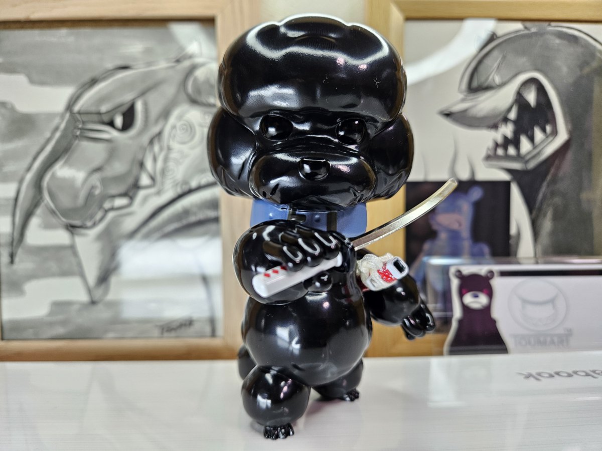 toshgosh4's tweet image. TOUMAさんのソフビ Pood の新カラー 3rd RED と 4th BLACK をお迎えしました。
最近はガチャや100均とか見るときPoodに持たせる良いアイテムがないか探して楽しんでます。先日ガチャで見つけた刀剣マスコットはなかなか良い感じです。
ここまでのカラー展開は地味めな印象だったけど並べると素敵だ。