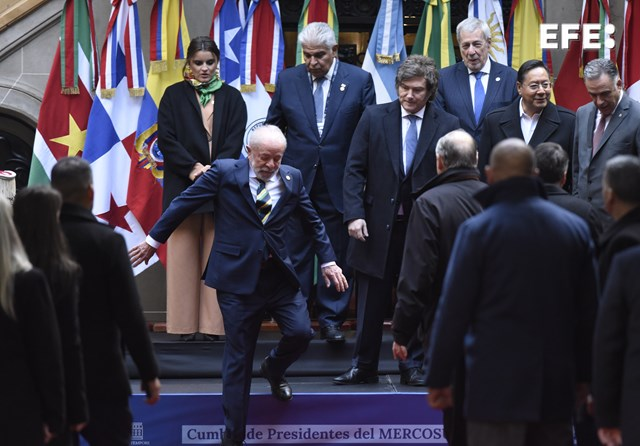 cin_internews's tweet image. El  jefe de Estado de Argentina, Javier Milei, traspasa la presidencia pro  tempore del Mercosur a su par de Brasil, Luiz Inácio Lula da Silva, al  término de la cumbre del bloque que se celebra en Buenos Aires.

#JulianMcMahon #Happy4thJuly #Drake