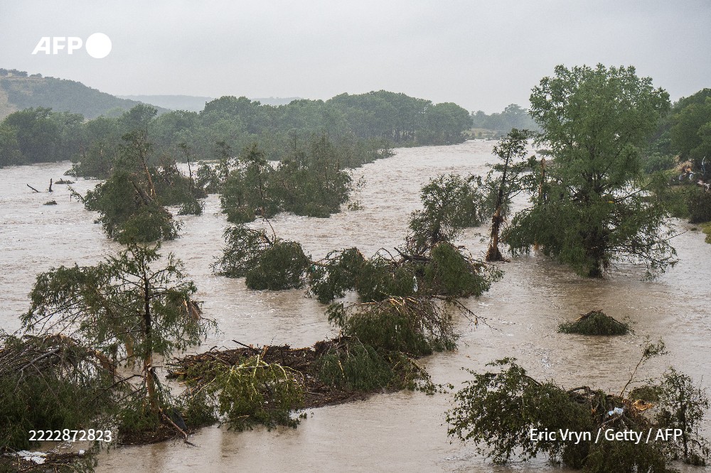 #UPDATE Rescuers searched desperately for at least 20 girls missing from a riverside summer camp in south-central Texas, officials said, after torrential rains caused a "catastrophic" flash flood that killed at least 24 people ➡️ u.afp.com/SfQf