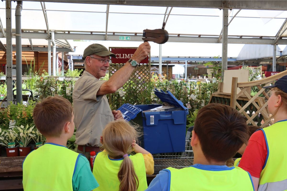TheBuddingFD's tweet image. Children from Brackenbury School Council visited @TatesGCs Mayberry Centre #Portslade to choose indoor #plant for seven classrooms to look after &amp;amp; learn about #biodiversity They enjoyed short talk by Clive Gravett, Curator @MuseumGardening  #Hassocks #sussex #gardening #charity
