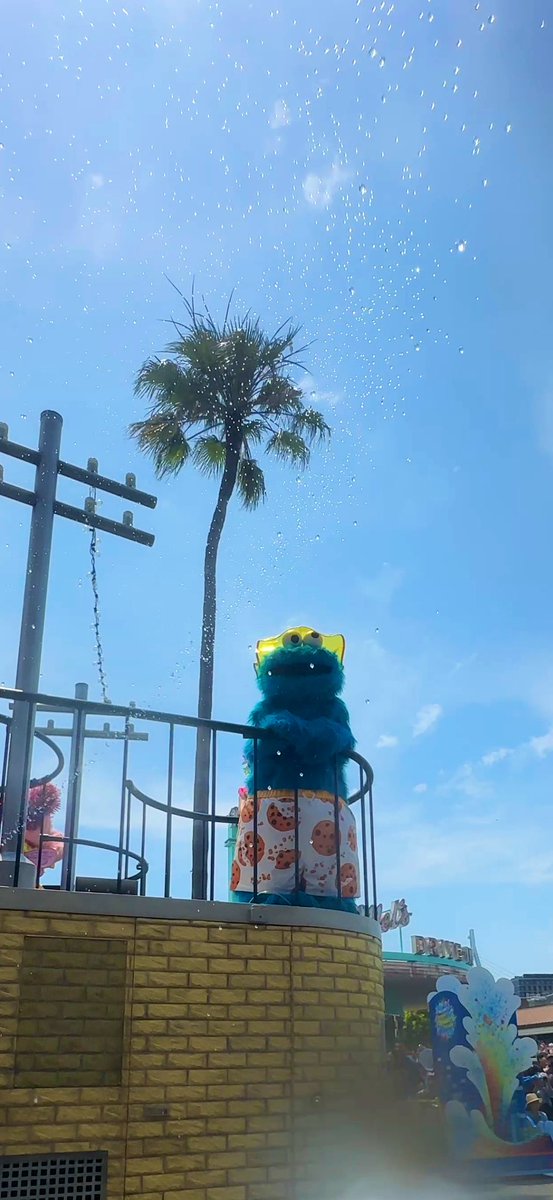 cheese1731's tweet photo. 水プッシャーとクッキーさん🍪
クッキーさんの表情が😂笑
青空も最高だー✨
#USJ #ユニバ #USJファン #セサミストリート
#NOLMIT #サマースプラッシュパレード https://t.co/yX6ff5idVz