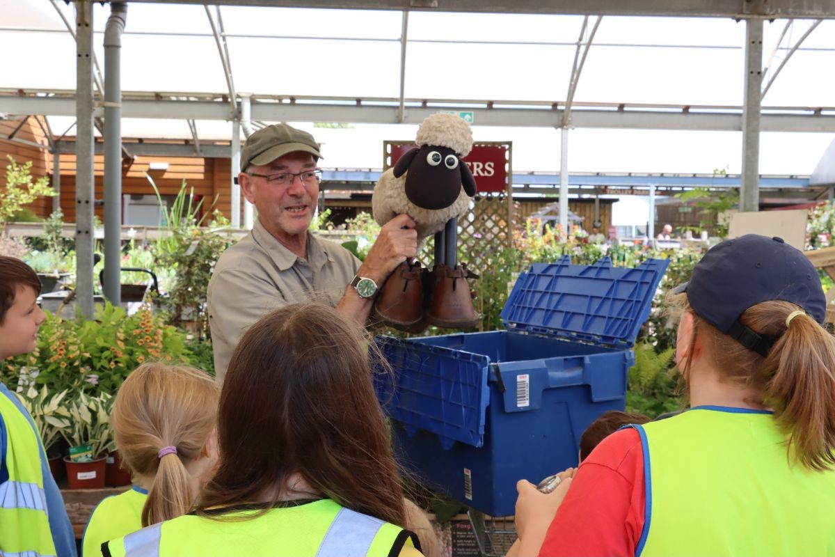 TheBuddingFD's tweet image. Children from Brackenbury School Council visited @TatesGCs Mayberry Centre #Portslade to choose indoor #plant for seven classrooms to look after &amp;amp; learn about #biodiversity They enjoyed short talk by Clive Gravett, Curator @MuseumGardening  #Hassocks #sussex #gardening #charity