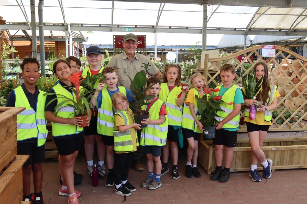 TheBuddingFD's tweet image. Children from Brackenbury School Council visited @TatesGCs Mayberry Centre #Portslade to choose indoor #plant for seven classrooms to look after &amp;amp; learn about #biodiversity They enjoyed short talk by Clive Gravett, Curator @MuseumGardening  #Hassocks #sussex #gardening #charity