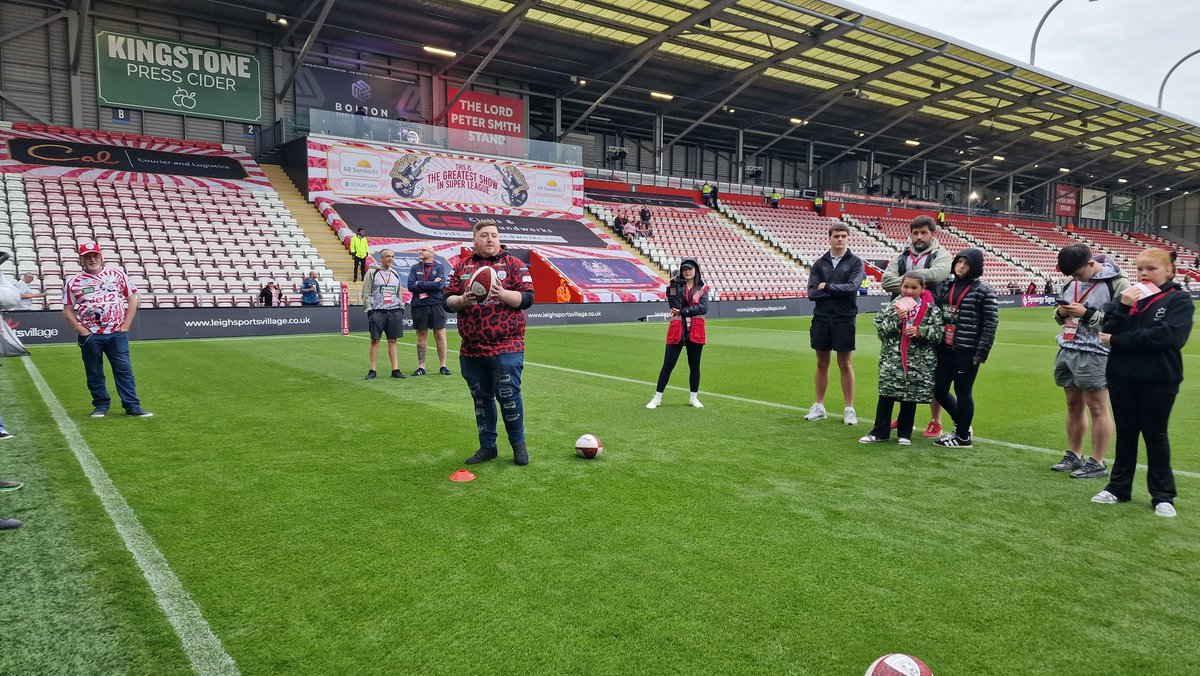 LLRL_Foundation's tweet image. What a night! And it all started with the greatest throw, which ended with a new leader at the top of the table.
For your chance to win an amazing prize from Jet2.com & Jet2holidays, make sure you get too the home games early.