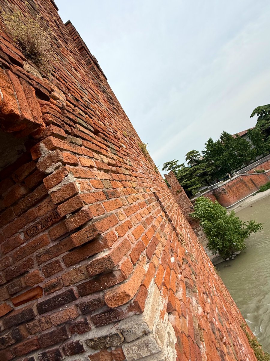 Massimoguerrera's tweet photo. Curiosità 👀 🏰
Castelvecchio  🏰🌿 🌿 
#Verona #travel #Italy #TravelTown #Veneto #Castelvecchio #travelphotography https://t.co/OJslhVJ5TI
