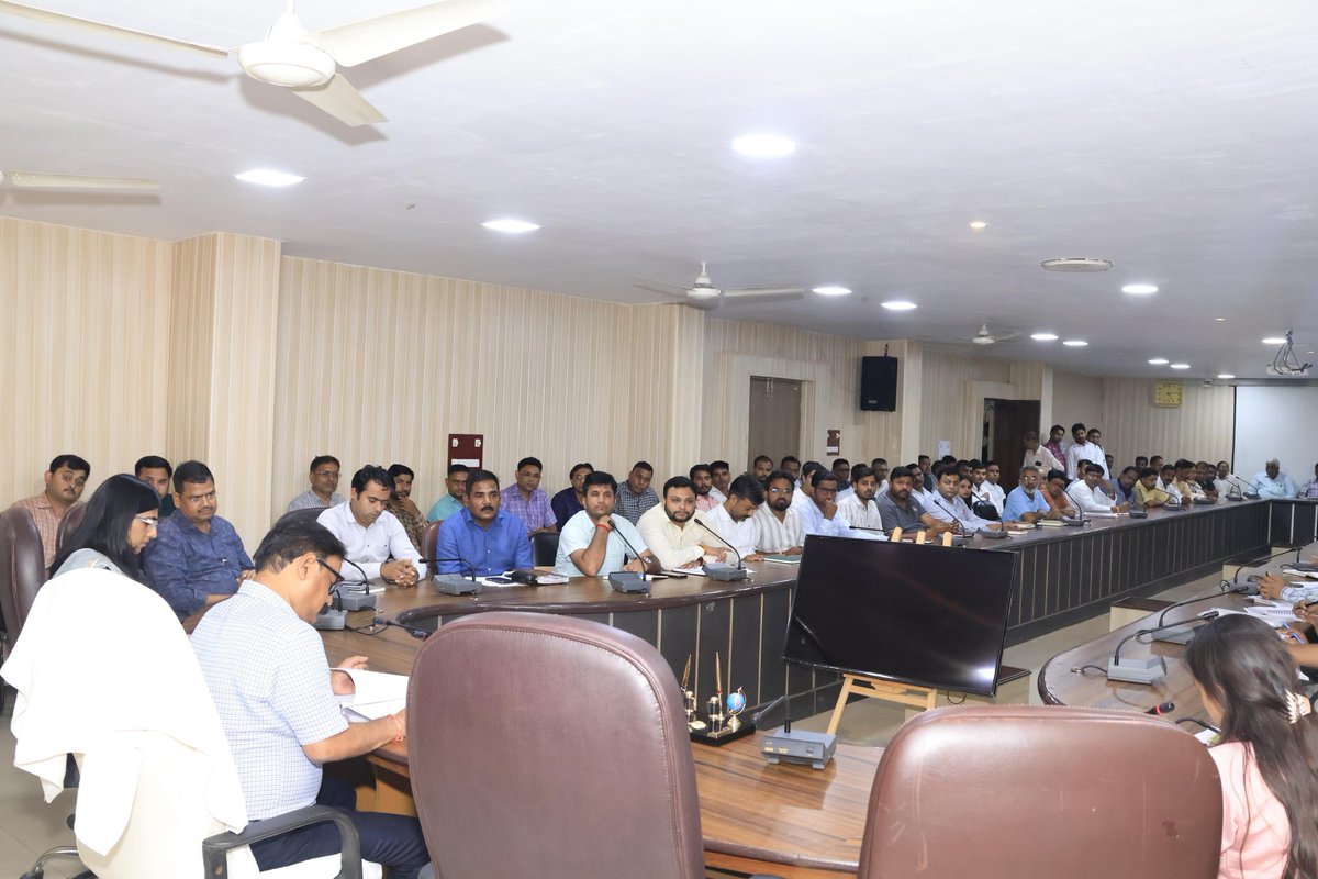 .<a href="/dmbareilly/">DM Bareilly</a> की अध्यक्षता में जनपद में उपलब्ध उर्वरकों के वितरण की समीक्षा में निर्देश दिए गए कि सभी उर्वरक निर्धारित मूल्य व मात्रा पर ही बेचे जाएँ, अधिकारी अपने स्टाफ के साथ किसानों के खेत पर प्रदर्शन लगवाएं I ओवर रेटिंग या कालाबाजारी करने वालों पर नियमानुसार कार्रवाई की जाएगी-