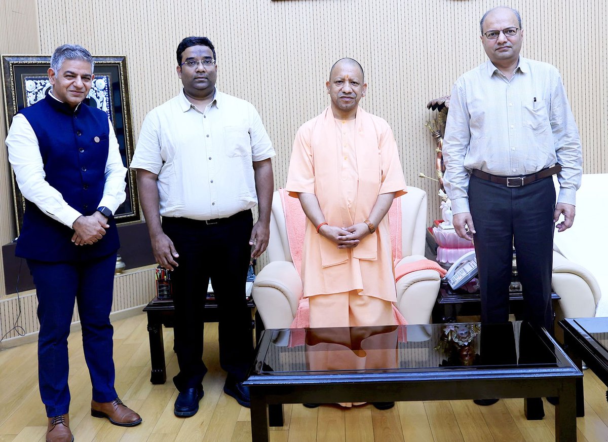 मुख्यमंत्री श्री <a href="/myogiadityanath/">Yogi Adityanath</a> जी महाराज से आज लखनऊ में <a href="/IITKanpur/">IIT Kanpur</a> के निदेशक प्रो. मणीन्द्र अग्रवाल जी, प्रो. राजा अंगमुथु जी एवं प्रो. कपिल कौल जी ने शिष्टाचार भेंट की।