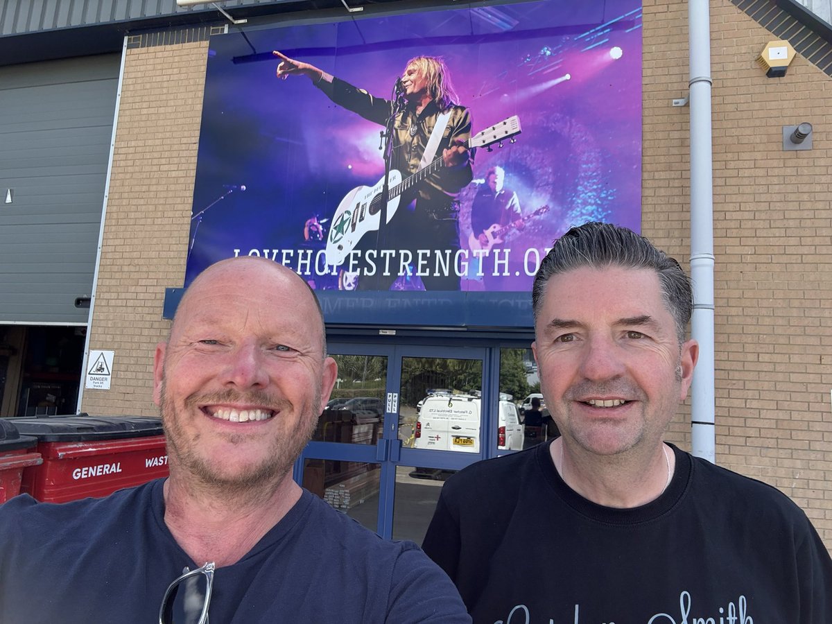 smileydrums's tweet image. In the presence of greatness. @audenguitars