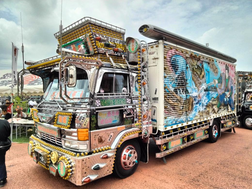 Rennyunodeshi's tweet image. #デコトラ
#歌麿会
やって来ました品川(　-`ω-)bお馴染みの車両に混じり開副丸さんが来てました(´｡✪ω✪｡ ` )しかしナイトの時間まで長いしアチー(&amp;gt;ㅿ&amp;lt;;;)