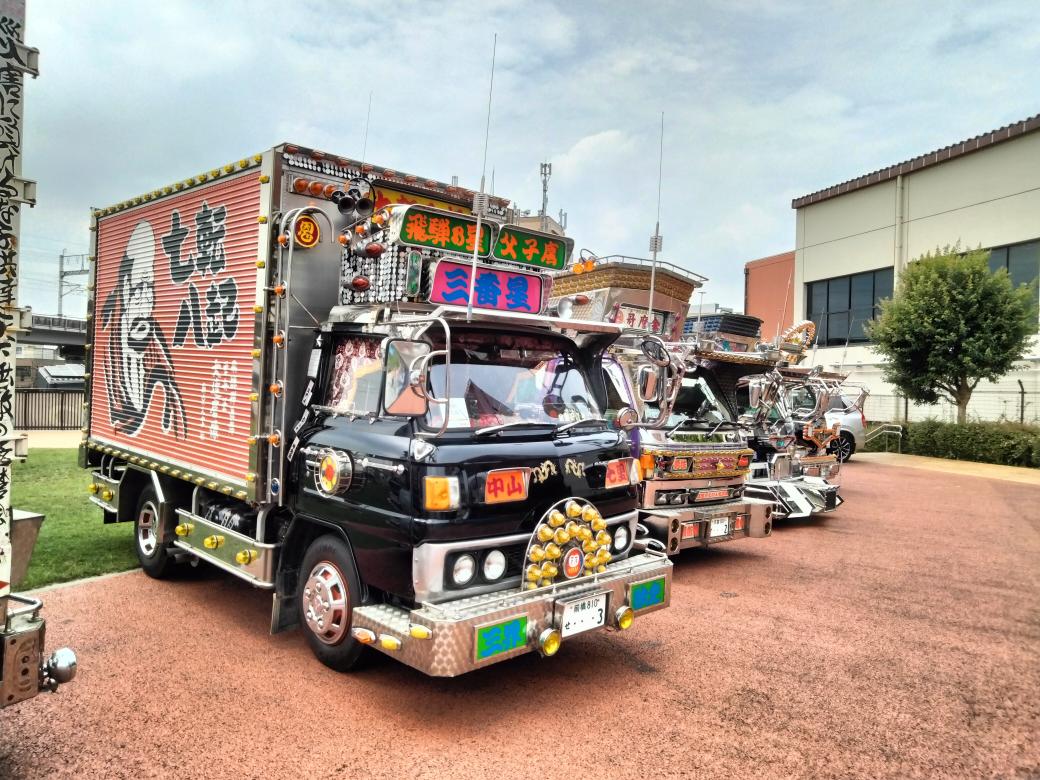 Rennyunodeshi's tweet image. #デコトラ
#歌麿会
やって来ました品川(　-`ω-)bお馴染みの車両に混じり開副丸さんが来てました(´｡✪ω✪｡ ` )しかしナイトの時間まで長いしアチー(&amp;gt;ㅿ&amp;lt;;;)