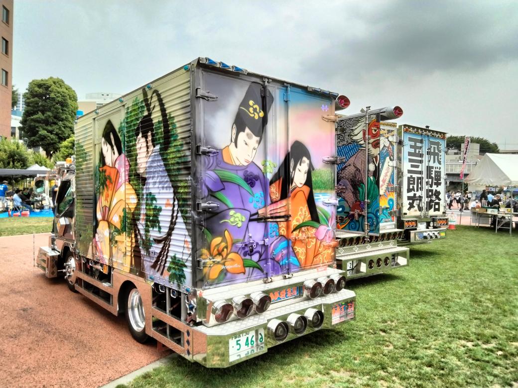 Rennyunodeshi's tweet image. #デコトラ
#歌麿会
やって来ました品川(　-`ω-)bお馴染みの車両に混じり開副丸さんが来てました(´｡✪ω✪｡ ` )しかしナイトの時間まで長いしアチー(&amp;gt;ㅿ&amp;lt;;;)
