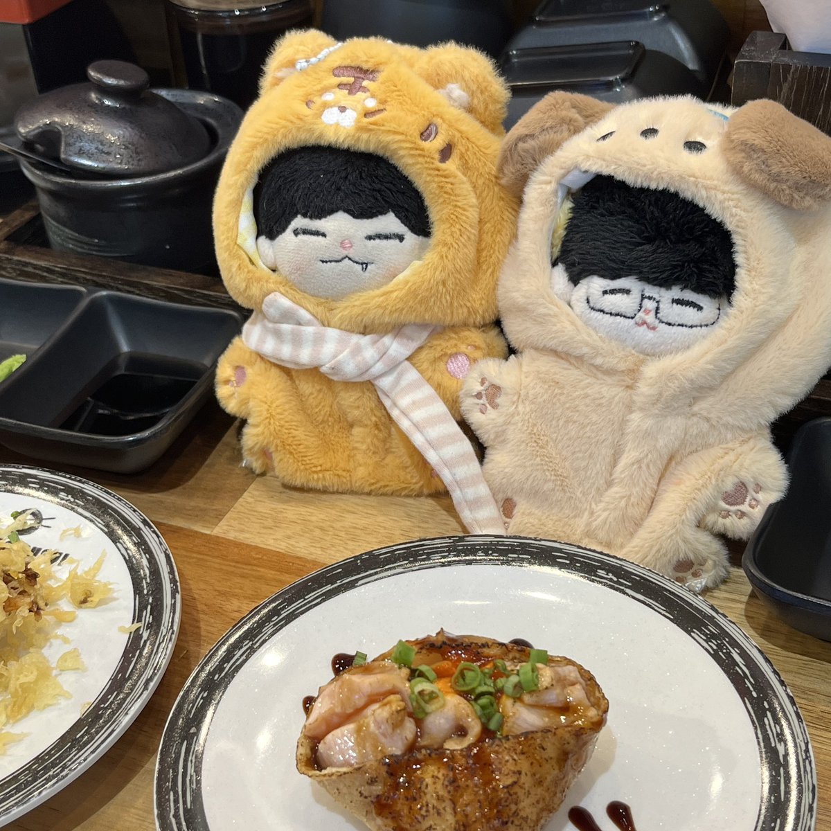 uynthemeow's tweet image. nhom nhom