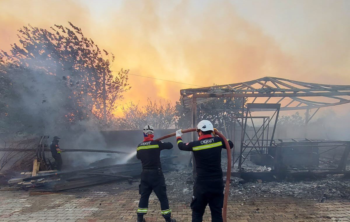fserkang's tweet photo. Bir meslek düşünün ki…

Sadece cezaevi duvarları arasında değil, alevlerin ortasında da görev başında.

Günü yok, gecesi yok…

İçeride adaletin, dışarıda hayatın nöbetini tutuyor.

İnfaz ve koruma memuru olmak, sadece bir ünvan değil; başlı başına bir VATAN görevi.

#CEKUT 🇹🇷 https://t.co/nCVzzgepRU