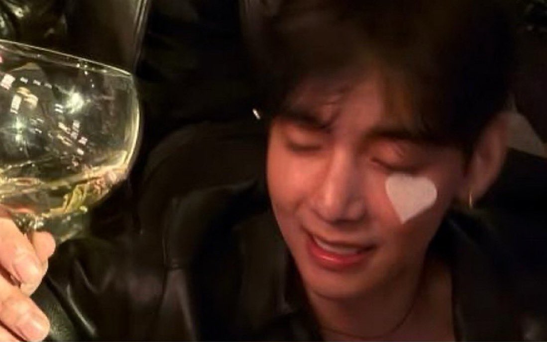 ᴮᴱZu is seeing bts🦒⦿ ☰ ☲ tweet media