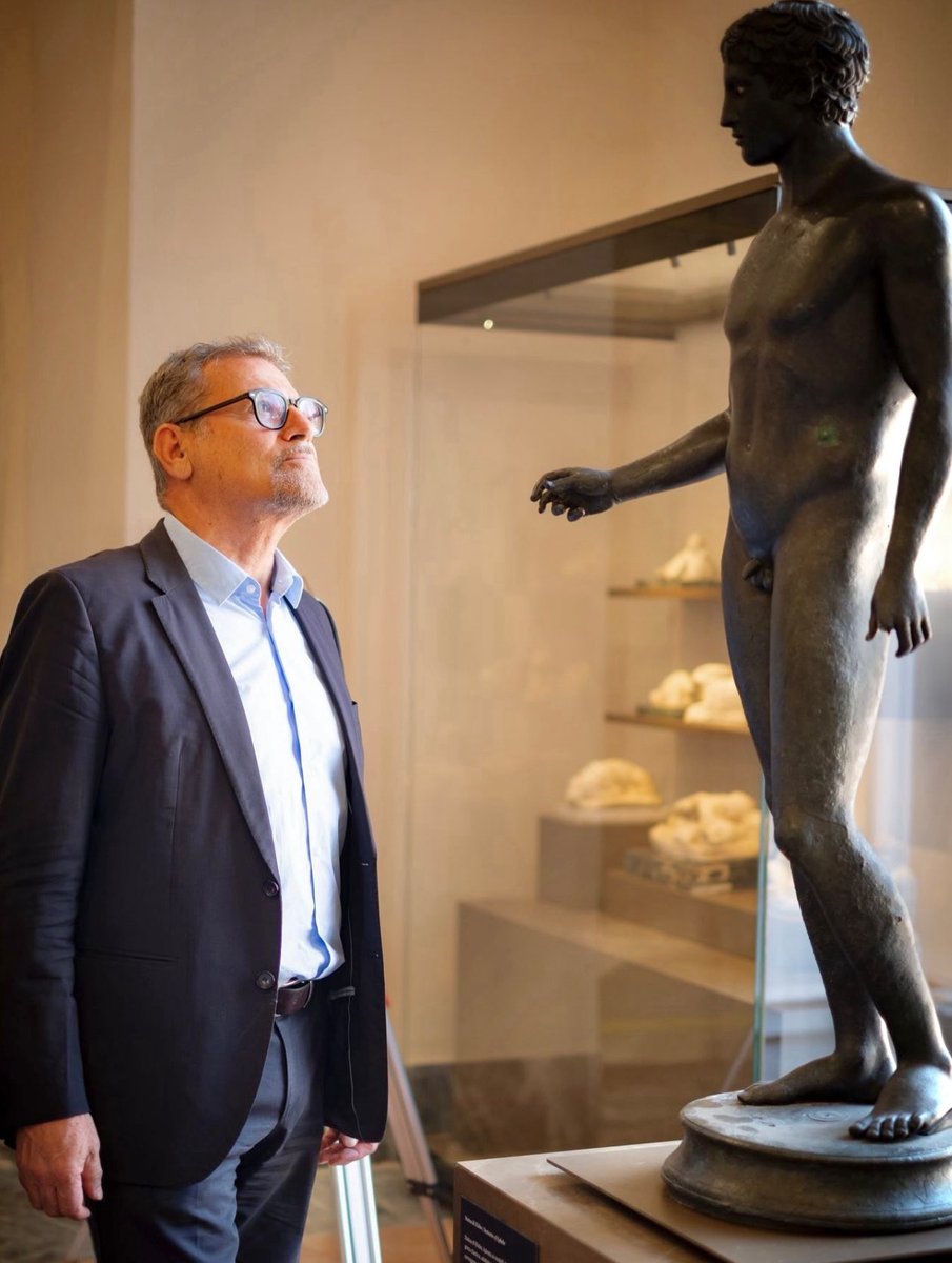 Al Museo Archeologico di Napoli “Domus. Gli arredi di #Pompei”. Tavoli, sedie, oggetti per il riscaldamento e l’illuminazione, arredi da giardino, molti dei quali restaurati per l’occasione, dai depositi tornano visibili e assumono nuova voce, raccontano storie di quotidianità.