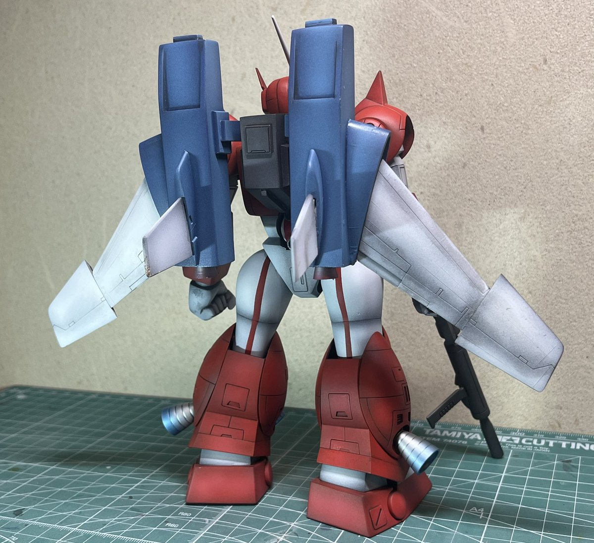 1/100ネオファム完成です
スリングパニアーっぽい物を自作してみました