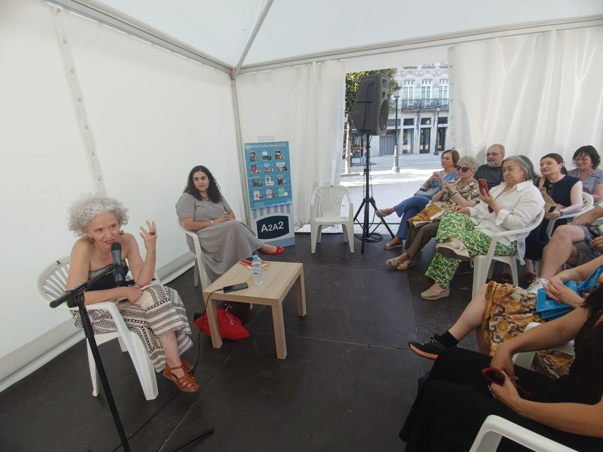 📚 Onte na Feira do Libro de Vigo vivimos unha nova Conversa Follas Novas!

🗣️ Ás 19:00 h, a xornalista Ana Liste dialogou con María Landesa, autora de Os pozos elegantes das clavículas, obra recoñecida como Mellor libro de poesía nos Premios Follas Novas 2024.