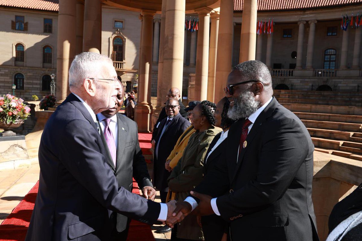 thedpsa's tweet image. The Minister Inkosi Mzamo Buthelezi at the welcoming His Excellency President Alexander Van der Bellen to the Union Buildings for his first State Visit to South Africa. 

#AustriaInSA