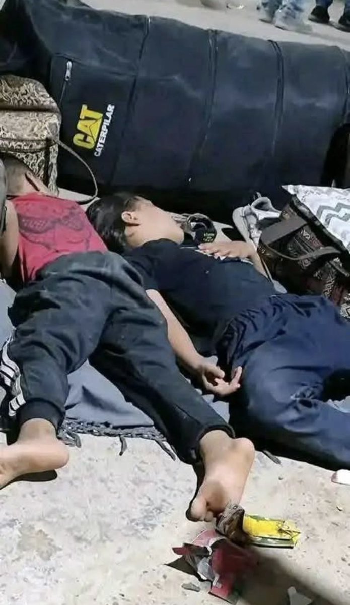 امروز تاسوعای حسینی است
در کربلای اسلام قلعه، علی اصغر های زیادی تشنه و گرسنه از مادران خود جدا افتاده اند. 💔