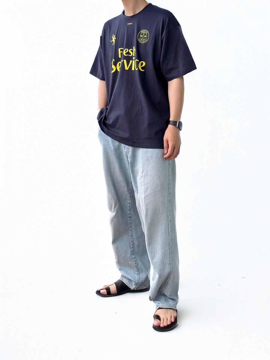 ham50865160's tweet photo. Fresh Serviceのサッカーユニ風Tシャツを使ったコーデ
デザインに振ってそうだけど普通に着心地が良いのが嬉しいやつです
まあなんにしてもCOMOLIのブリーチデニムが万能過ぎるということで
tops:#freshservice
bottoms:#comoli
sandals:#juttaneumann https://t.co/JZXvMES9Hk