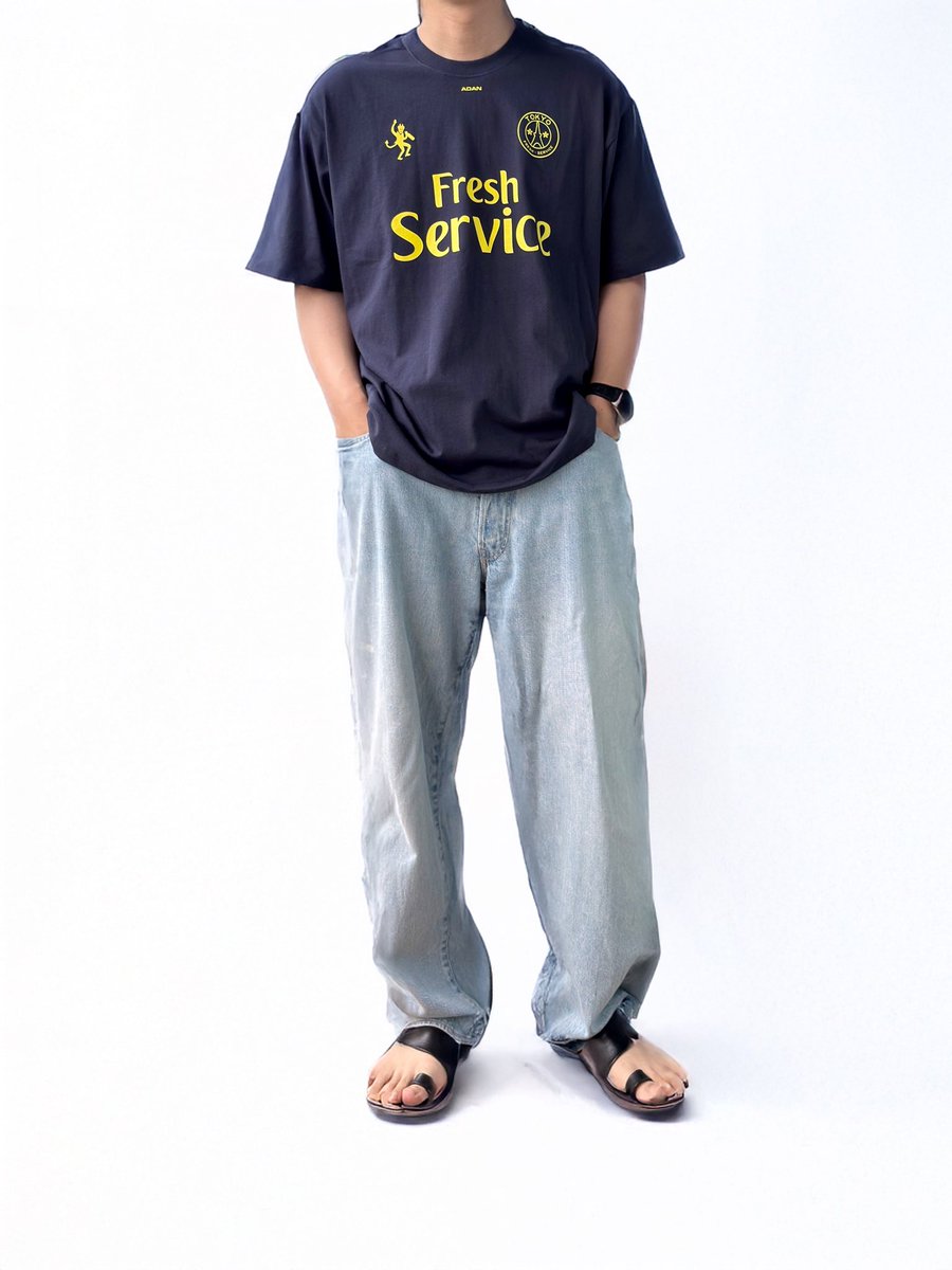 ham50865160's tweet photo. Fresh Serviceのサッカーユニ風Tシャツを使ったコーデ
デザインに振ってそうだけど普通に着心地が良いのが嬉しいやつです
まあなんにしてもCOMOLIのブリーチデニムが万能過ぎるということで
tops:#freshservice
bottoms:#comoli
sandals:#juttaneumann https://t.co/JZXvMES9Hk