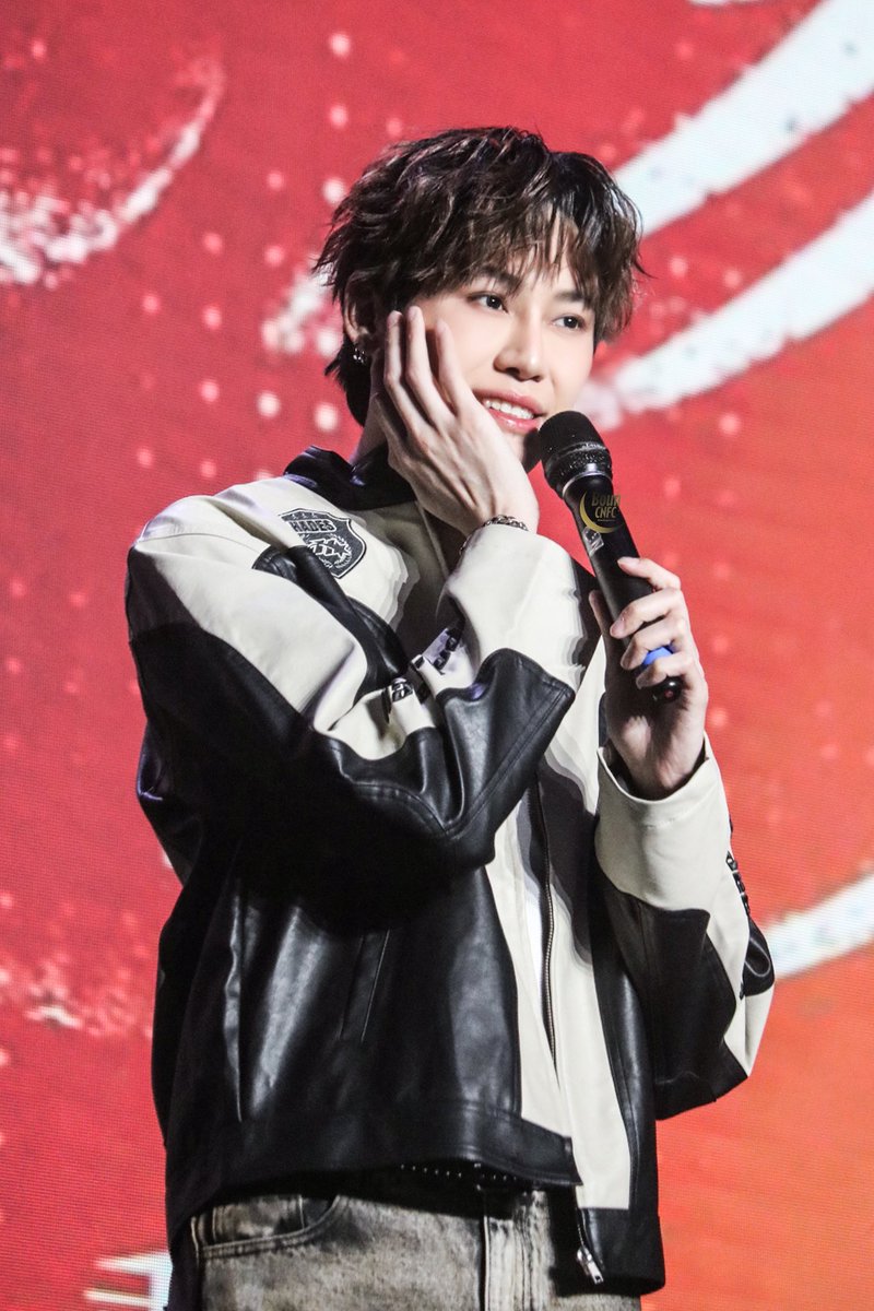 ChasingmoonBoun's tweet photo. 25.07.05 ChongQing FanMeeting 

😘😘😘@bb0un 

#bb0un 
#BounFMinChongqing https://t.co/kYA0AMjXOi