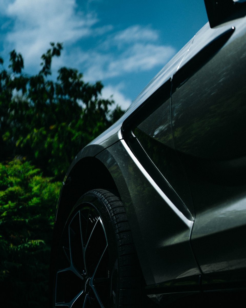 BrentwoodAston's tweet image. DBX 

Carve your own path.
Wherever the road takes you.

#AstonMartin #DBX #POWERDRIVEN