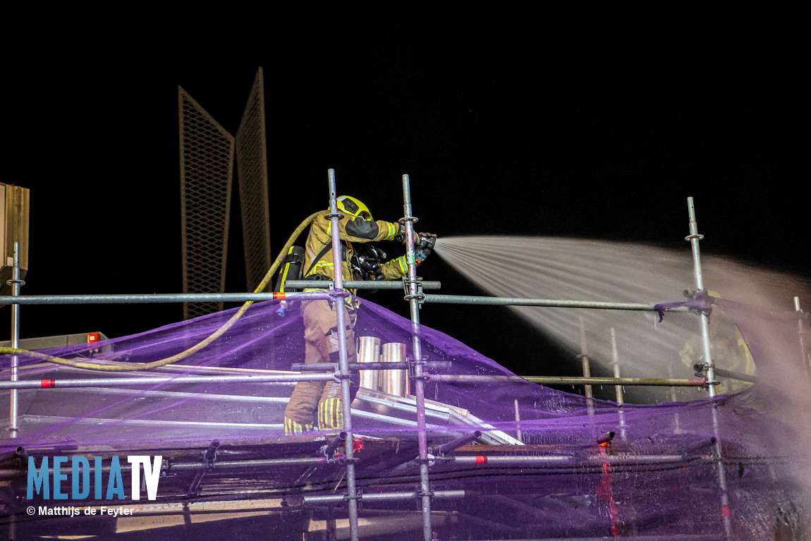 Op de Watermanweg in Rotterdam is vannacht brand uitgebroken in een steigerinstallatie rondom een lunchroom. Er waren vlammen zichtbaar en flinke rookontwikkeling, maar de brandweer kreeg het vuur snel onder controle.
mediatv.nl/nieuws/nieuws/…