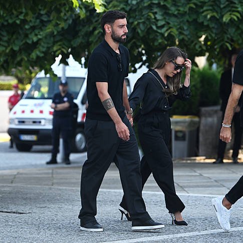 Bruno Fernandes has arrived for the funeral of Diogo Jota and his brother André. ❤️