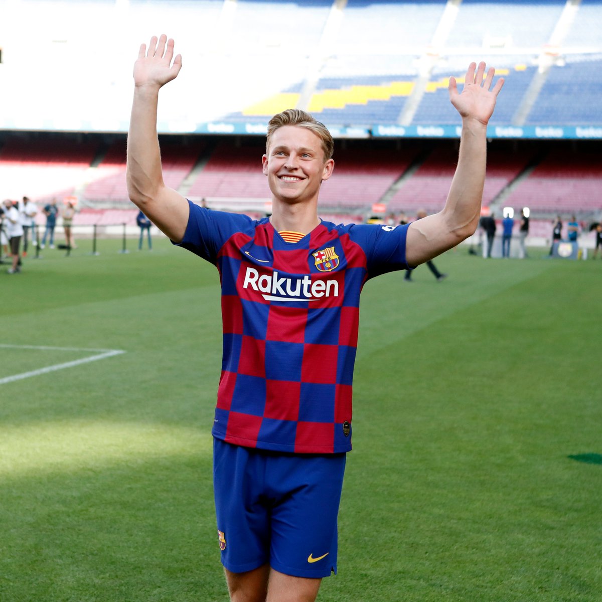 FCBarcelona_cat's tweet image. 𝐓𝐚𝐥 𝐝𝐢𝐚 𝐜𝐨𝐦 𝐚𝐯𝐮𝐢...
Fa sis anys de la presentació de 𝐅𝐫𝐞𝐧𝐤𝐢𝐞 𝐝𝐞 𝐉𝐨𝐧𝐠 com a jugador del Barça. 💙❤️