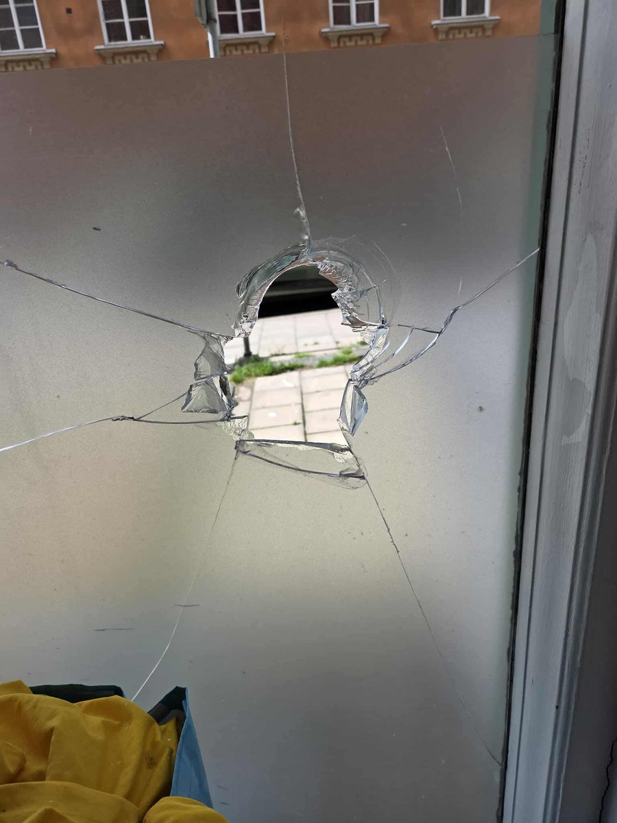 rebeccanordins's tweet image. Ingen kan tysta MUF Sthlm.
Vi samlar 4500 unga - en enorm kraft. Därför finns det också krafter som vill tysta oss. Vår lokal har fått fönster sönderslagna flera gånger nu. Låt mig vara tydlig: hot och skrämsel kommer aldrig att tysta oss.