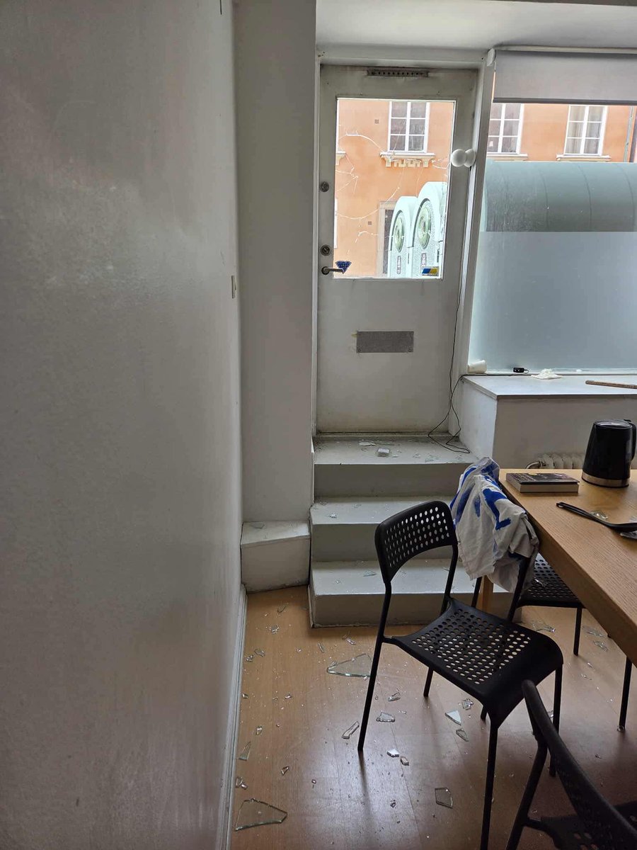 rebeccanordins's tweet image. Ingen kan tysta MUF Sthlm.
Vi samlar 4500 unga - en enorm kraft. Därför finns det också krafter som vill tysta oss. Vår lokal har fått fönster sönderslagna flera gånger nu. Låt mig vara tydlig: hot och skrämsel kommer aldrig att tysta oss.