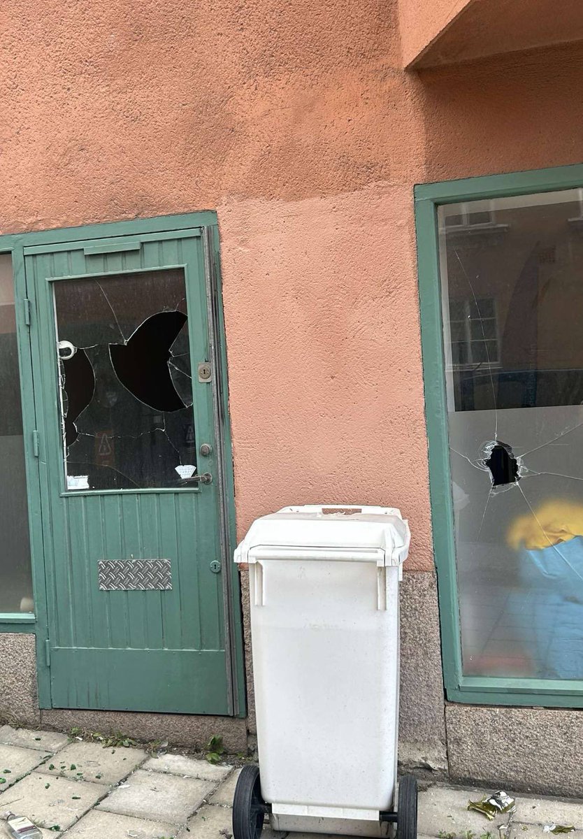 rebeccanordins's tweet image. Ingen kan tysta MUF Sthlm.
Vi samlar 4500 unga - en enorm kraft. Därför finns det också krafter som vill tysta oss. Vår lokal har fått fönster sönderslagna flera gånger nu. Låt mig vara tydlig: hot och skrämsel kommer aldrig att tysta oss.