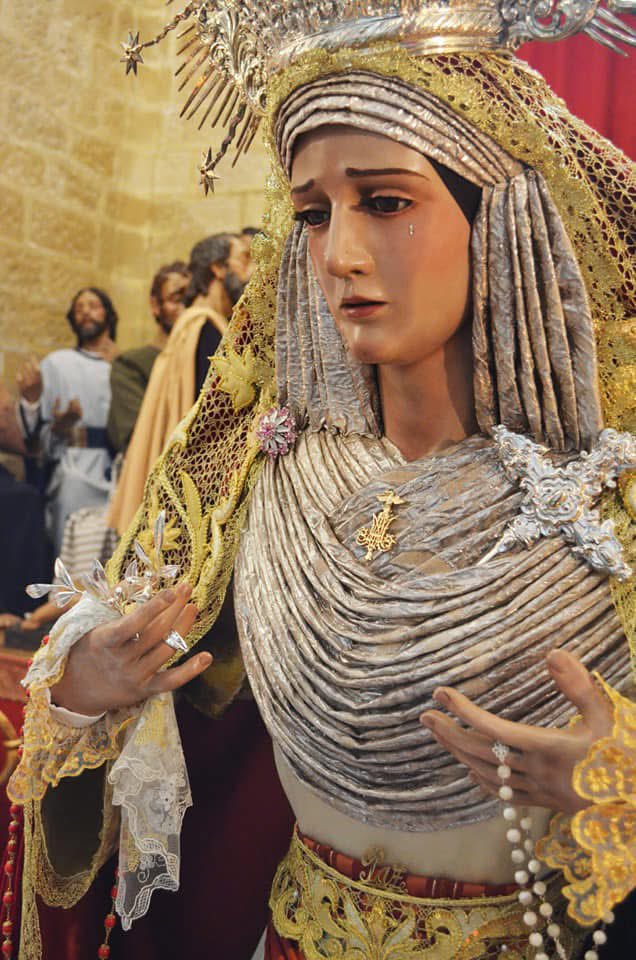 ~ 𝕾á𝖇𝖆𝖉𝖔, 𝕯í𝖆 𝖉𝖊 𝖑𝖆 𝖁𝖎𝖗𝖌𝖊𝖓 ~

Nuestro tiempo es tiempo nuevo cada vez que sale el sol, y escuchamos su palabra, fuerza viva de su amor.

Que disipa las tinieblas y aleja el temor, se hacen fuertes nuestras manos con la madre del Señor.