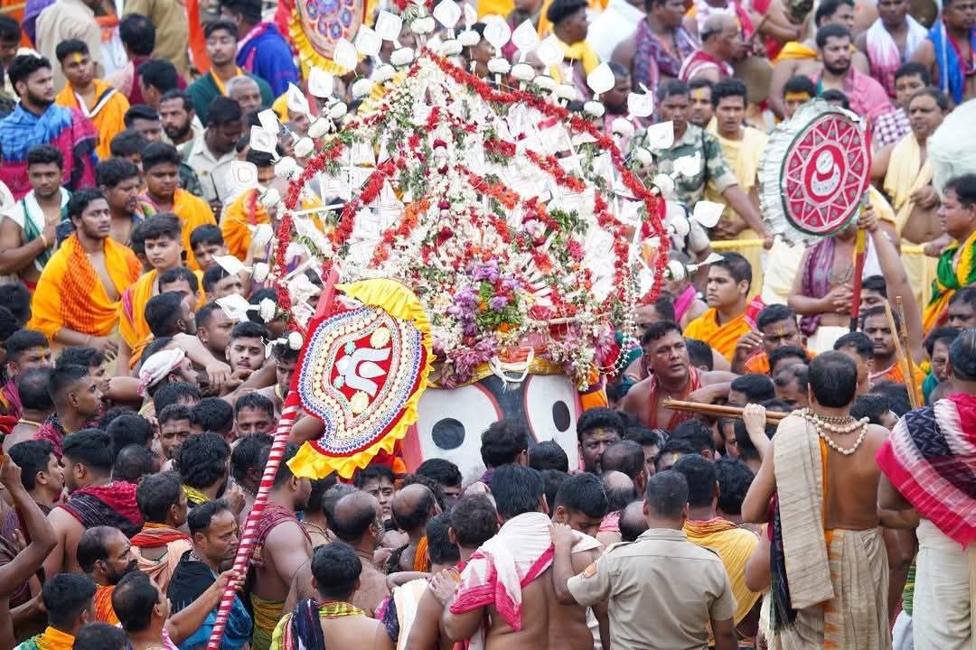 MJMahima1's tweet photo. ମଣିମା 🙏🏻

କୋଟି ଓଡ଼ିଆଙ୍କ ମଉଡ଼ମଣି, ଜଗତର ନାଥ ମହାପ୍ରଭୁ ଶ୍ରୀ ଜଗନ୍ନାଥ ଦିବ୍ୟ ପହଣ୍ଡିରେ ଆସି ନନ୍ଦିଘୋଷ ରଥରେ ବିଜେ କରିଛନ୍ତି। 
#BahudaYatra #RathaJatra2025 #RathaYatra2025 https://t.co/0xCQ54cRP9