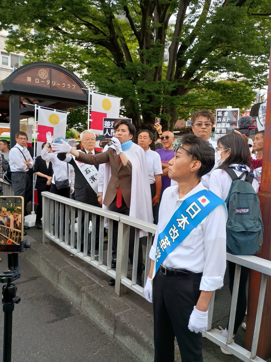 kutsuzawa55's tweet photo. 埼玉県蕨駅前、参院選 石濱候補の選挙応援に来ました。候補者にピタリと接近された危険な状態のまま選挙活動が続行されています。しかしながら警察官は１人も見当たらず。
これが埼玉の現状です。 https://t.co/rOQsMkYKHo