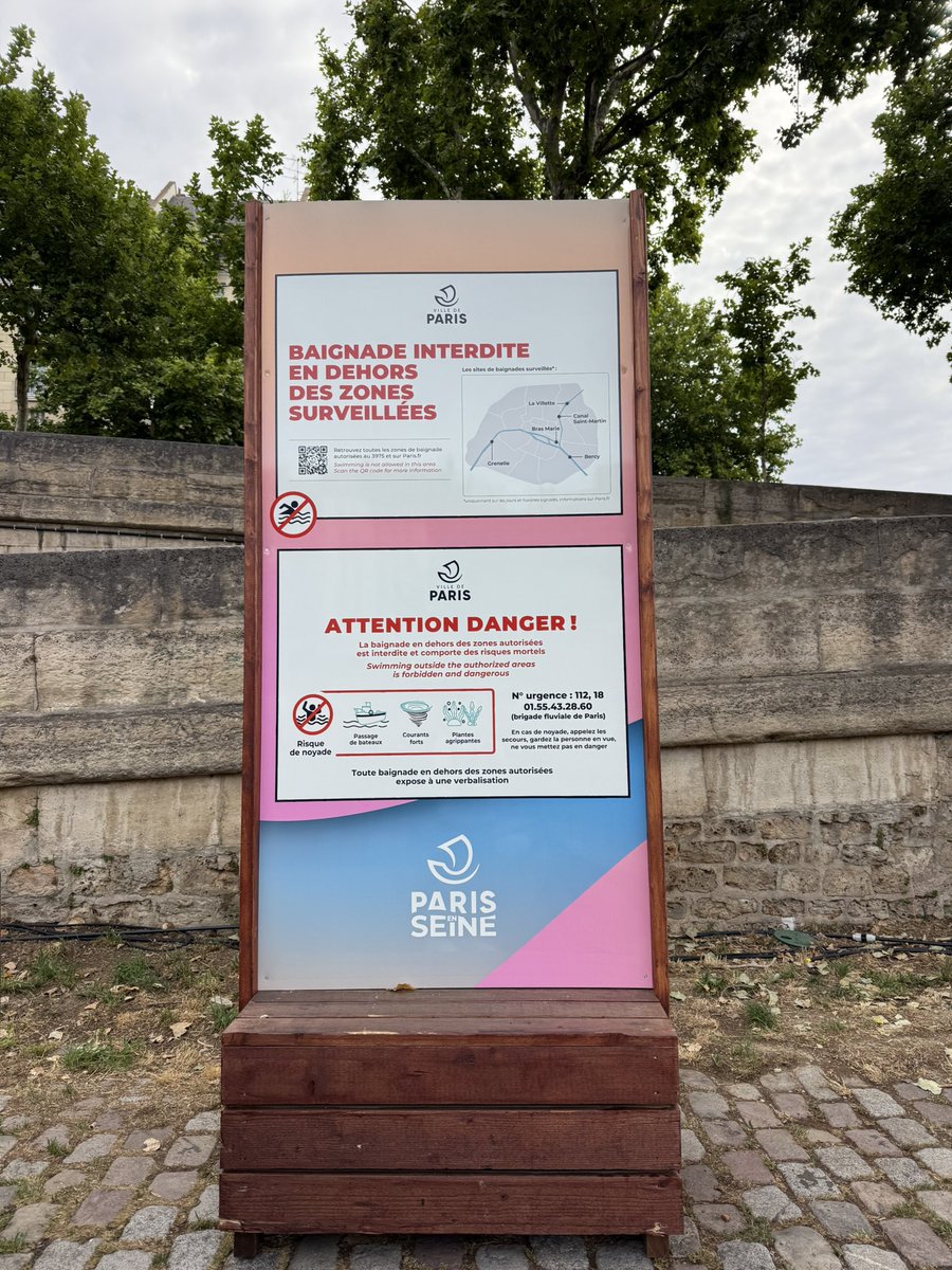 Une eau étonnamment transparente et une grande ferveur parmi les Parisiennes et les Parisiens venus tôt ce matin faire la queue pour se baigner dans la Seine, cette ancienne tradition en forme de rêve redevenu réalité.