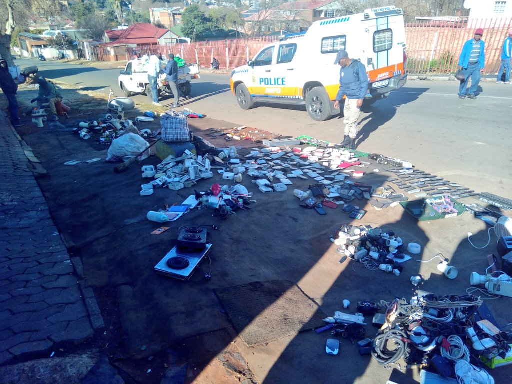 An Informal Trader must ensure that his/her property or area of activity in respect of any sidewalk, leaves an unobstructed space for pedestrian traffic.

#JMPD officers removing informal traders on the sidewalk. 
#NomakanjaniManjeNamhlanje 
#SaferJoburg #JoburgByLaws

This is