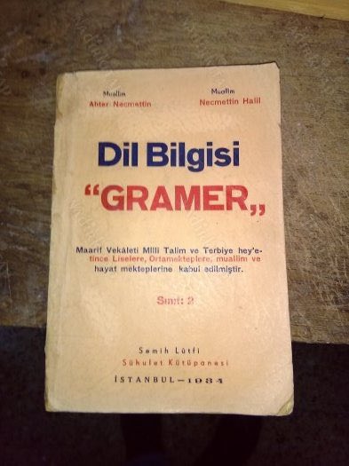 Darülfünun’da, Yahya Kemal’i talebeleri ile tespit eden bu fotoğrafın içinde bir evlilik, o evliliğin de bir semeresi olan bir kitap var:
Arka sırada, sağdan dördüncü Necmeddin Halil (Onan) ve ön sırada sağdan üçüncü Ahter evlenmişler, yıllar sonra ortak bir Gramer yazmışlardı.