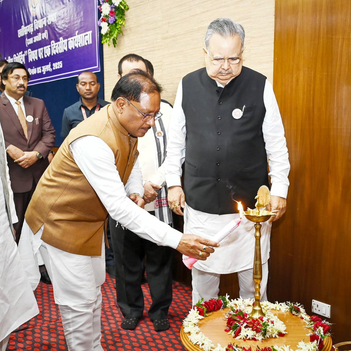 CMO Chhattisgarh (@chhattisgarhcmo) on Twitter photo рдореБрдЦреНрдпрдордВрддреНрд░реА рд╢реНрд░реА рд╡рд┐рд╖реНрдгреБ рджреЗрд╡ рд╕рд╛рдп рдЖрдЬ рд╡рд┐рдзрд╛рдирд╕рднрд╛ рдкрд░рд┐рд╕рд░ рдХреЗ рдкреНрд░реЗрдХреНрд╖рд╛рдЧреГрд╣ рдореЗрдВ рд╕рдВрд╕рджреАрдп рд░рд┐рдкреЛрд░реНрдЯрд┐рдВрдЧ рд╡рд┐рд╖рдп рдкрд░ рдЖрдпреЛрдЬрд┐рдд рдПрдХ рджрд┐рд╡рд╕реАрдп рдХрд╛рд░реНрдпрд╢рд╛рд▓рд╛ рдореЗрдВ рд╢рд╛рдорд┐рд▓ рд╣реБрдПред рдЗрд╕ рдЕрд╡рд╕рд░ рдкрд░ рдЙрдиреНрд╣реЛрдВрдиреЗ рдЕрдкрдиреЗ рд╕рдВрдмреЛрдзрди рдореЗрдВ рдХрд╣рд╛ рдХрд┐ рд╡рд┐рдзрд╛рдирд╕рднрд╛ рдХреА рдХрд╛рд░реНрдпрд╡рд╛рд╣реА рд╕реЗ рдЖрдордЬрдиреЛрдВ рдХреЛ рдЕрд╡рдЧрдд рдХрд░рд╛рдиреЗ рдореЗрдВ рд╕рдВрд╕рджреАрдп рдкрддреНрд░рдХрд╛рд░ рдмрдбрд╝реА рднреВрдорд┐рдХрд╛ рдирд┐рднрд╛рддреЗ рд╣реИрдВред рдпрд╣ рдореБрдЦреНрдпрдордВрддреНрд░реА рд╢реНрд░реА рд╡рд┐рд╖реНрдгреБ рджреЗрд╡ рд╕рд╛рдп рдЖрдЬ рд╡рд┐рдзрд╛рдирд╕рднрд╛ рдкрд░рд┐рд╕рд░ рдХреЗ рдкреНрд░реЗрдХреНрд╖рд╛рдЧреГрд╣ рдореЗрдВ рд╕рдВрд╕рджреАрдп рд░рд┐рдкреЛрд░реНрдЯрд┐рдВрдЧ рд╡рд┐рд╖рдп рдкрд░ рдЖрдпреЛрдЬрд┐рдд рдПрдХ рджрд┐рд╡рд╕реАрдп рдХрд╛рд░реНрдпрд╢рд╛рд▓рд╛ рдореЗрдВ рд╢рд╛рдорд┐рд▓ рд╣реБрдПред рдЗрд╕ рдЕрд╡рд╕рд░ рдкрд░ рдЙрдиреНрд╣реЛрдВрдиреЗ рдЕрдкрдиреЗ рд╕рдВрдмреЛрдзрди рдореЗрдВ рдХрд╣рд╛ рдХрд┐ рд╡рд┐рдзрд╛рдирд╕рднрд╛ рдХреА рдХрд╛рд░реНрдпрд╡рд╛рд╣реА рд╕реЗ рдЖрдордЬрдиреЛрдВ рдХреЛ рдЕрд╡рдЧрдд рдХрд░рд╛рдиреЗ рдореЗрдВ рд╕рдВрд╕рджреАрдп рдкрддреНрд░рдХрд╛рд░ рдмрдбрд╝реА рднреВрдорд┐рдХрд╛ рдирд┐рднрд╛рддреЗ рд╣реИрдВред рдпрд╣