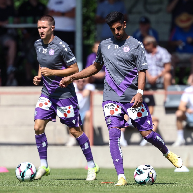Servus aus Stuben! 👋

In wenigen Minuten geht's hier am feinen Sportplatz los. So starten die Veilchen gegen Bohemians Prag:
👥 Şahin-Radlinger – Ndukwe, Dragović, Plavotić – Ranftl, Barry, Fischer, Guenouche – Fitz, Malone, Sarkaria

👉 Mit #ViolaTV seid ihr live dabei
#faklive