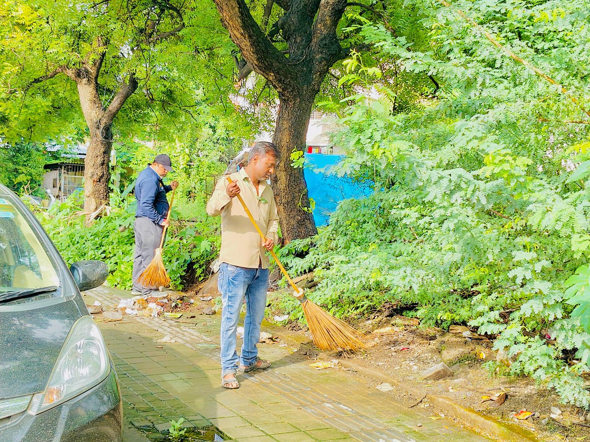 pcmcindiagovin's tweet photo. PCMC "B" Zone, Ward 18 conducted a cleanliness drive at Chinchwadgaon bus stop. Citizens were guided on proper segregation of wet, dry, sanitary, domestic hazardous, and plastic waste. #SwachhSurvekshan #CleanPCMC
#Pcmchealth
#safaiapnaobimaribhagao https://t.co/ZmftNslrLn