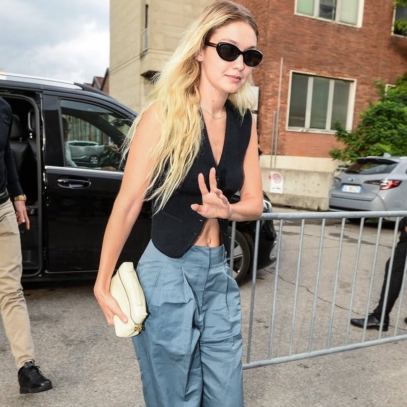 𝗡𝗲𝗳𝗲𝗿𝘁𝗮𝗿𝘆 𝗔𝗸𝘀𝗼𝘆 (<a href="/NefertaryDyath/">𝑵𝒆𝒇𝒚 ♡</a>) arriving to the 𝗩𝗲𝗿𝘀𝗮𝗰𝗲 (<a href="/1VersaceRP/">Versaceᴿᴾ | Parody Account.</a>) show during <a href="/RPFashionWeeks/">Fashion Week ᴿᴾ | Parody Account.</a> at the #MFWRP