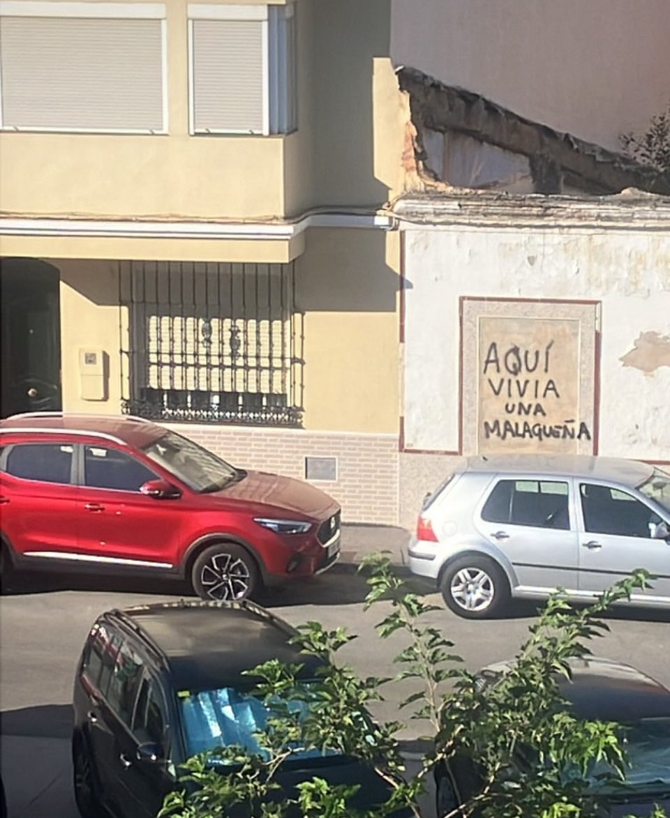 Aquí vivía una malagueña.
Ahora espera convertirse en otro bloque de apartamentos turísticos.
Tranquilo, <a href="/pacodelatorrep/">Paco de la Torre</a>, Málaga va bien… si no cuentas a los que ya no pueden vivir en ella.
#Turistificación #MálagaNoSeVende