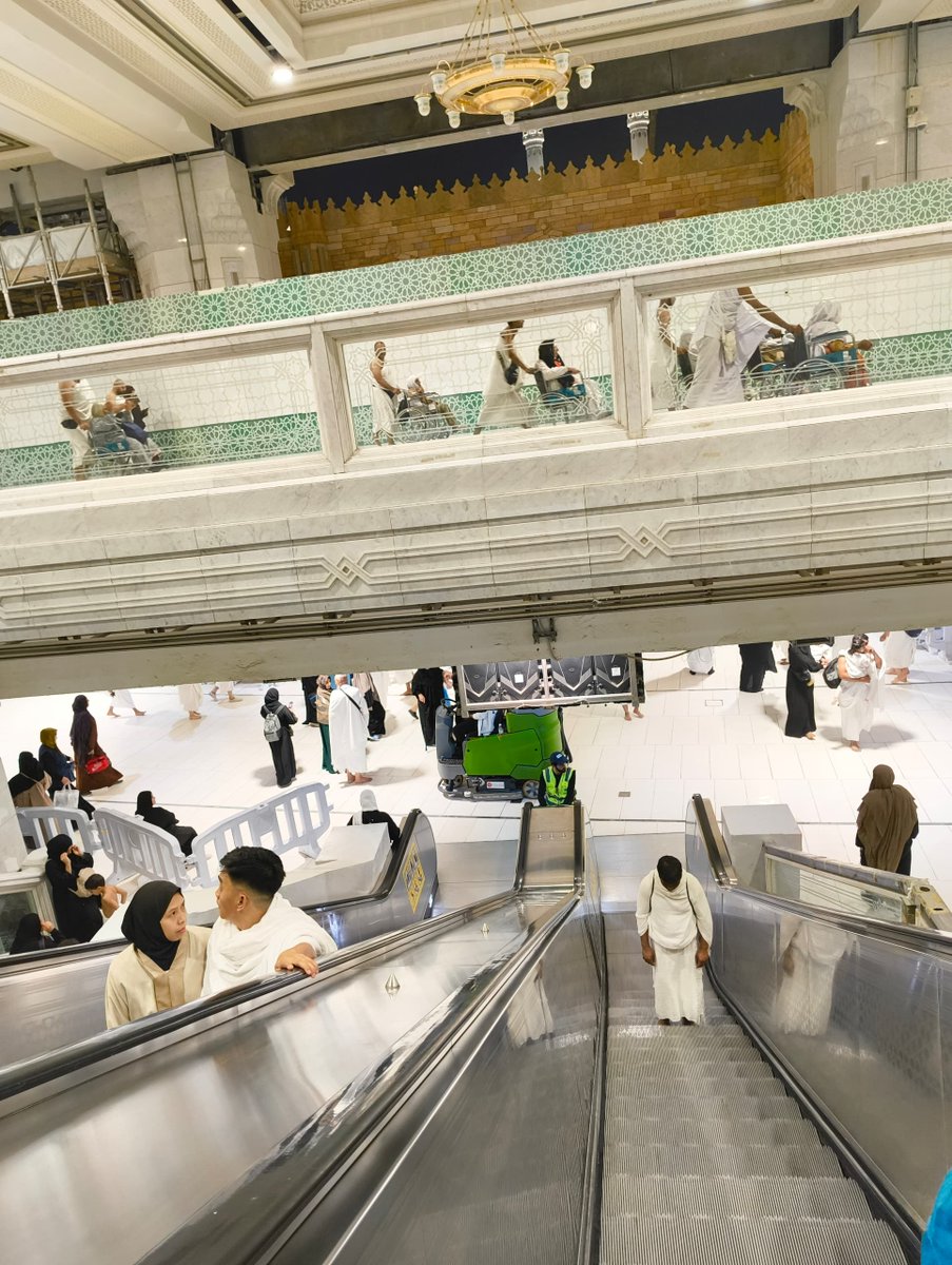 فِيهِ آيَاتٌ بَيِّنَاتٌ مَقَامُ إِبْرَاهِيمَ ۖ وَمَن دَخَلَهُ كَانَ آمِنًا