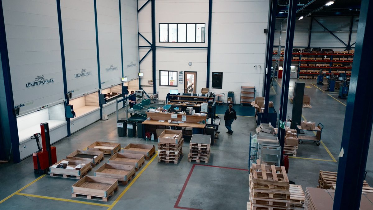 Hoe transformeer je als traditioneel maakbedrijf naar een toekomstbestendige organisatie, zonder je mensen kwijt te raken? Leeuwtechniek wist de productiviteit te verdrievoudigen, maar ook het werkplezier én de klantgerichtheid aanzienlijk te verbeteren: eu1.hubs.ly/H0lq2Cb0