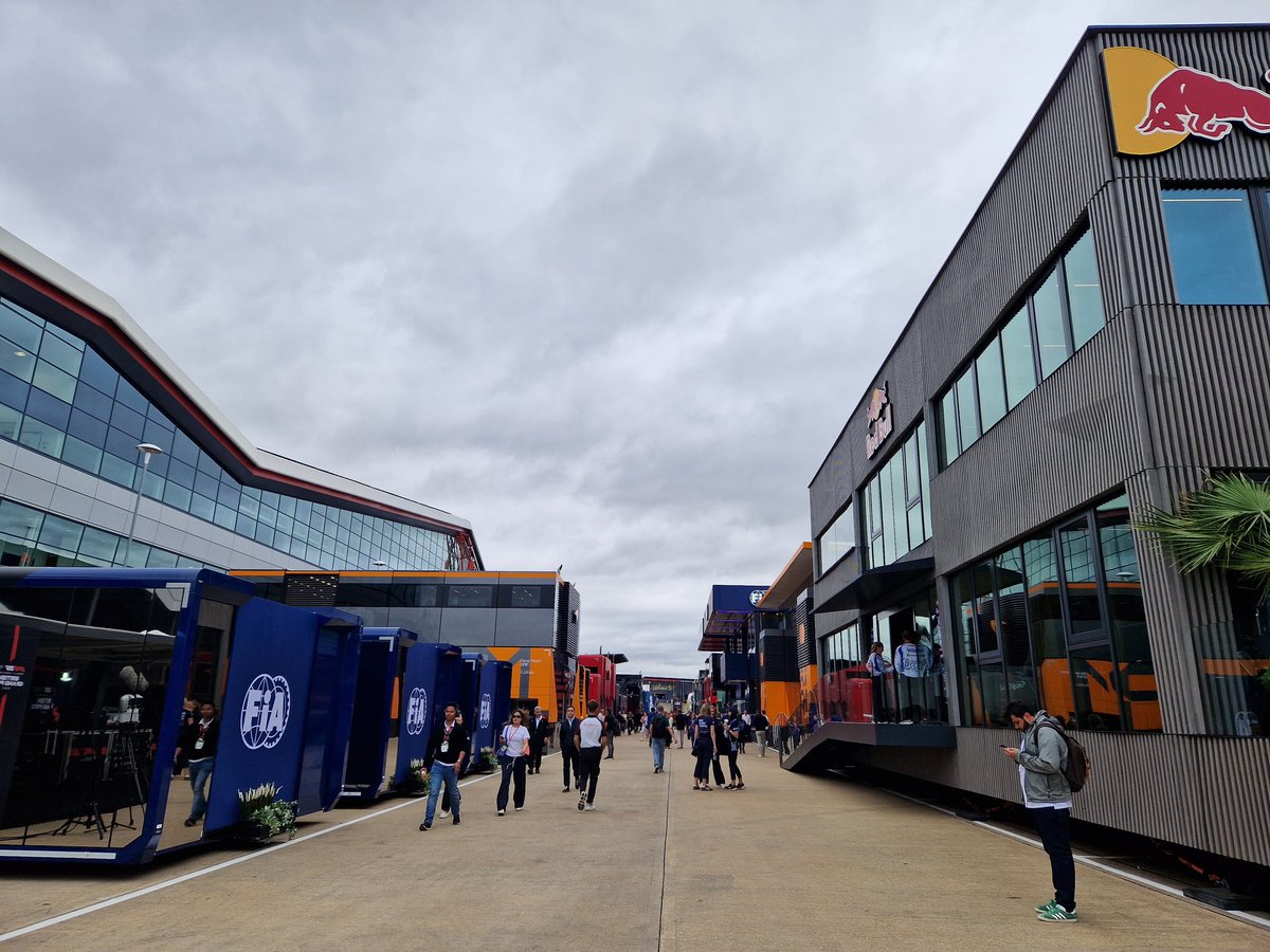 Vandaag heel ander weer in Silverstone dan de afgelopen twee dagen. Bewolkt en 19 graden. #F1 #BritishGP