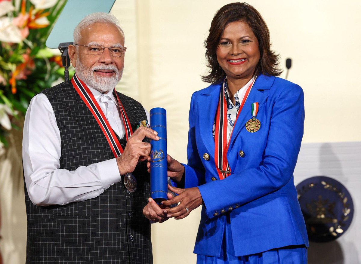 માનનીય પ્રધાનમંત્રી શ્રી <a href="/narendramodi/">Narendra Modi</a> જીને ત્રિનિદાદ અને ટોબેગોના સર્વોચ્ચ નાગરિક પુરસ્કાર Order of the Republic of Trinidad and Tobago દ્વારા સન્માનિત કરવામાં આવ્યા.
