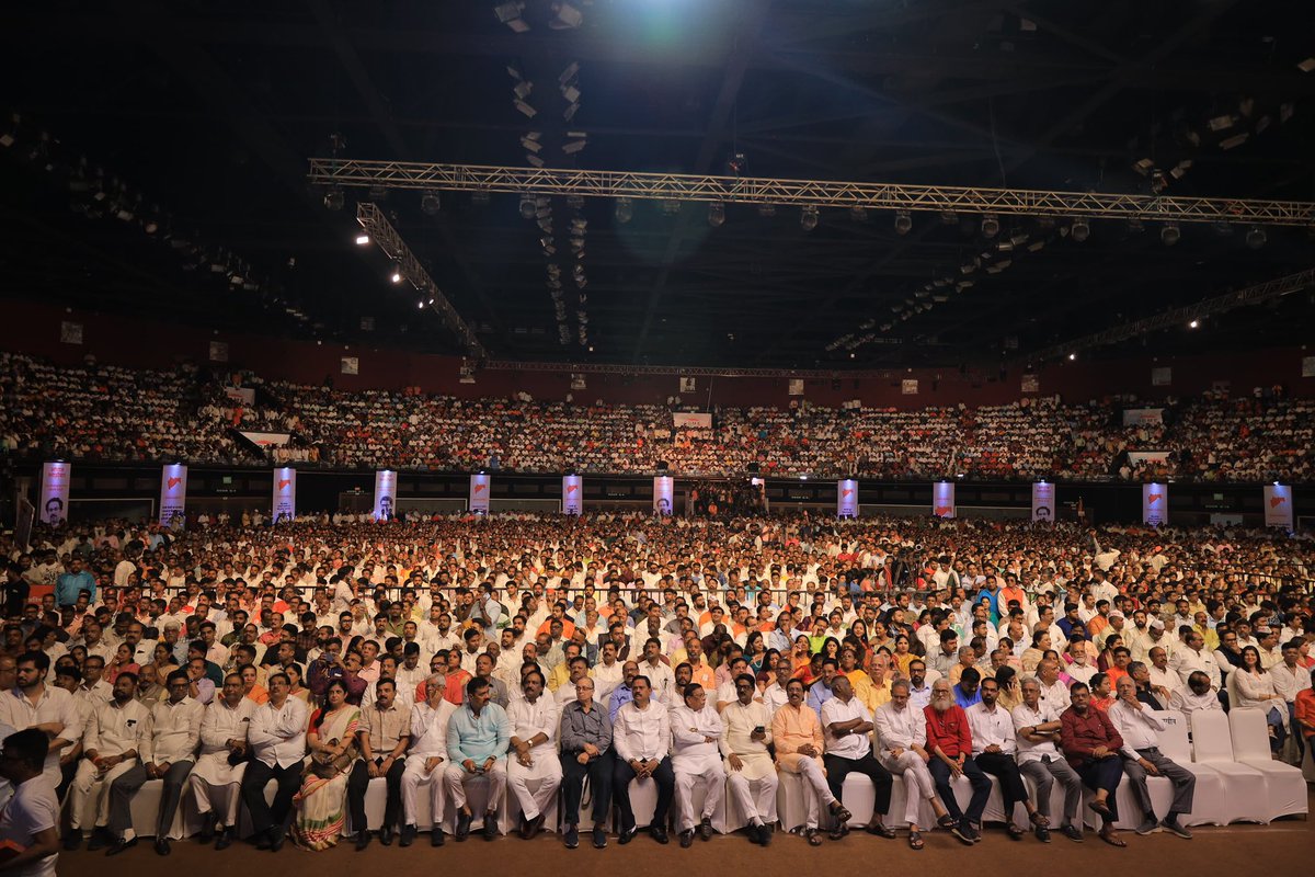 ShivSena - рд╢рд┐рд╡рд╕реЗрдирд╛ Uddhav Balasaheb Thackeray (@shivsenaubt_) on Twitter photo рдорд╣рд╛рд░рд╛рд╖реНрдЯреНрд░ рдЬреНрдпрд╛ рдХреНрд╖рдгрд╛рдЪреА рдЖрддреБрд░рддреЗрдиреЗ рд╡рд╛рдЯ рдмрдШрдд рд╣реЛрддрд╛, рддреЛ рдХреНрд╖рдг рдЖрдЬ рд╕рд╛рдЬрд░рд╛ рдЭрд╛рд▓рд╛...
рддрдмреНрдмрд▓ рджреЛрди рджрд╢рдХрд╛рдВрдирдВрддрд░ тАШрдард╛рдХрд░реЗ рдмрдВрдзреВрдЪреАтАЩ рдорд░рд╛рдареАрд╕рд╛рдареА, рдорд╣рд╛рд░рд╛рд╖реНрдЯреНрд░рд╛рд╕рд╛рдареА, рдорд░рд╛рдареА рдорд╛рдгрд╕рд╛рд╕рд╛рдареА рдЧрд│рд╛рднреЗрдЯ рдЭрд╛рд▓реА рдЖрдгрд┐ рдкреБрдиреНрд╣рд╛ рдПрдХрджрд╛ рдмреБрд▓рдВрдж рдЭрд╛рд▓рд╛ тАШрдЖрд╡рд╛рдЬ рдорд░рд╛рдареАрдЪрд╛тАЩ!
рдорд░рд╛рдареА рдорд╛рдгрд╕рд╛рдЪреА рдПрдХрдЬреВрдЯ рдЕрдЦрдВрдб рд░рд╛рд╣реЛ!
рдорд░рд╛рдареА рднрд╛рд╖рд┐рдХ рдЕрд╕реНрдорд┐рддреЗрдЪрд╛ рд╡рд┐рдЬрдп рдЕрд╕реЛ! рдорд╣рд╛рд░рд╛рд╖реНрдЯреНрд░ рдЬреНрдпрд╛ рдХреНрд╖рдгрд╛рдЪреА рдЖрддреБрд░рддреЗрдиреЗ рд╡рд╛рдЯ рдмрдШрдд рд╣реЛрддрд╛, рддреЛ рдХреНрд╖рдг рдЖрдЬ рд╕рд╛рдЬрд░рд╛ рдЭрд╛рд▓рд╛...
рддрдмреНрдмрд▓ рджреЛрди рджрд╢рдХрд╛рдВрдирдВрддрд░ тАШрдард╛рдХрд░реЗ рдмрдВрдзреВрдЪреАтАЩ рдорд░рд╛рдареАрд╕рд╛рдареА, рдорд╣рд╛рд░рд╛рд╖реНрдЯреНрд░рд╛рд╕рд╛рдареА, рдорд░рд╛рдареА рдорд╛рдгрд╕рд╛рд╕рд╛рдареА рдЧрд│рд╛рднреЗрдЯ рдЭрд╛рд▓реА рдЖрдгрд┐ рдкреБрдиреНрд╣рд╛ рдПрдХрджрд╛ рдмреБрд▓рдВрдж рдЭрд╛рд▓рд╛ тАШрдЖрд╡рд╛рдЬ рдорд░рд╛рдареАрдЪрд╛тАЩ!
рдорд░рд╛рдареА рдорд╛рдгрд╕рд╛рдЪреА рдПрдХрдЬреВрдЯ рдЕрдЦрдВрдб рд░рд╛рд╣реЛ!
рдорд░рд╛рдареА рднрд╛рд╖рд┐рдХ рдЕрд╕реНрдорд┐рддреЗрдЪрд╛ рд╡рд┐рдЬрдп рдЕрд╕реЛ!